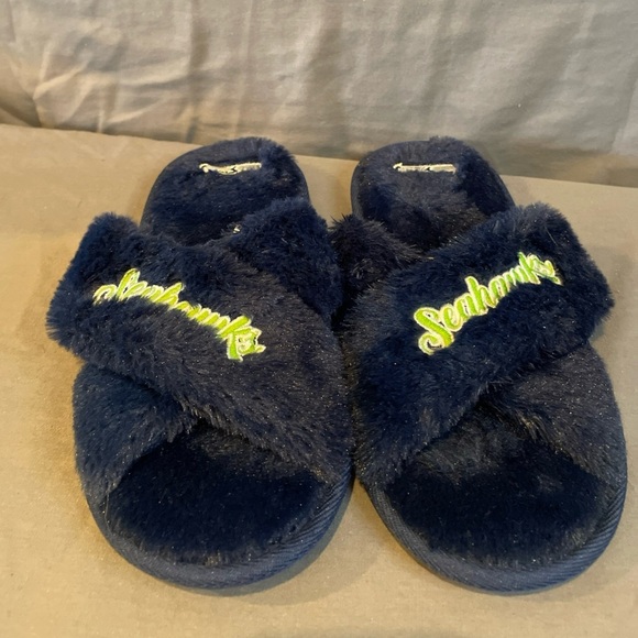 Seattle Seahawks‎ Faux Fur Slip On Slippers NFL Womens Size M 7-8 - Picture 1 of 5